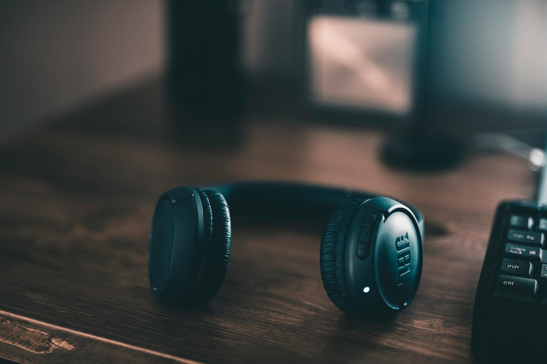 Wireless headphones showing battery life and connectivity features